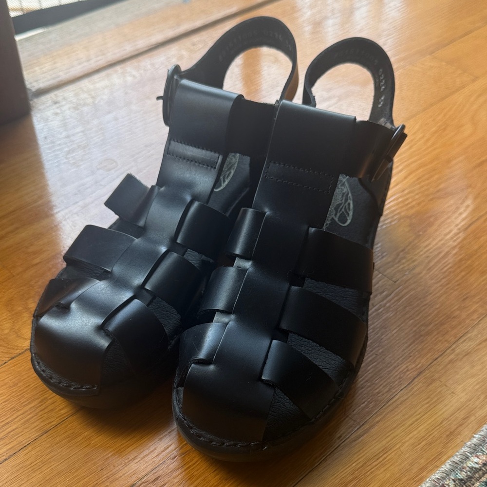 Black leather Fisherman Sandals - Classic Closed-Toe Design
